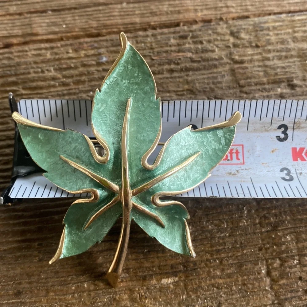 Vintage retro green enamel gold tone maple leaf brooch. Fairycore grannycore